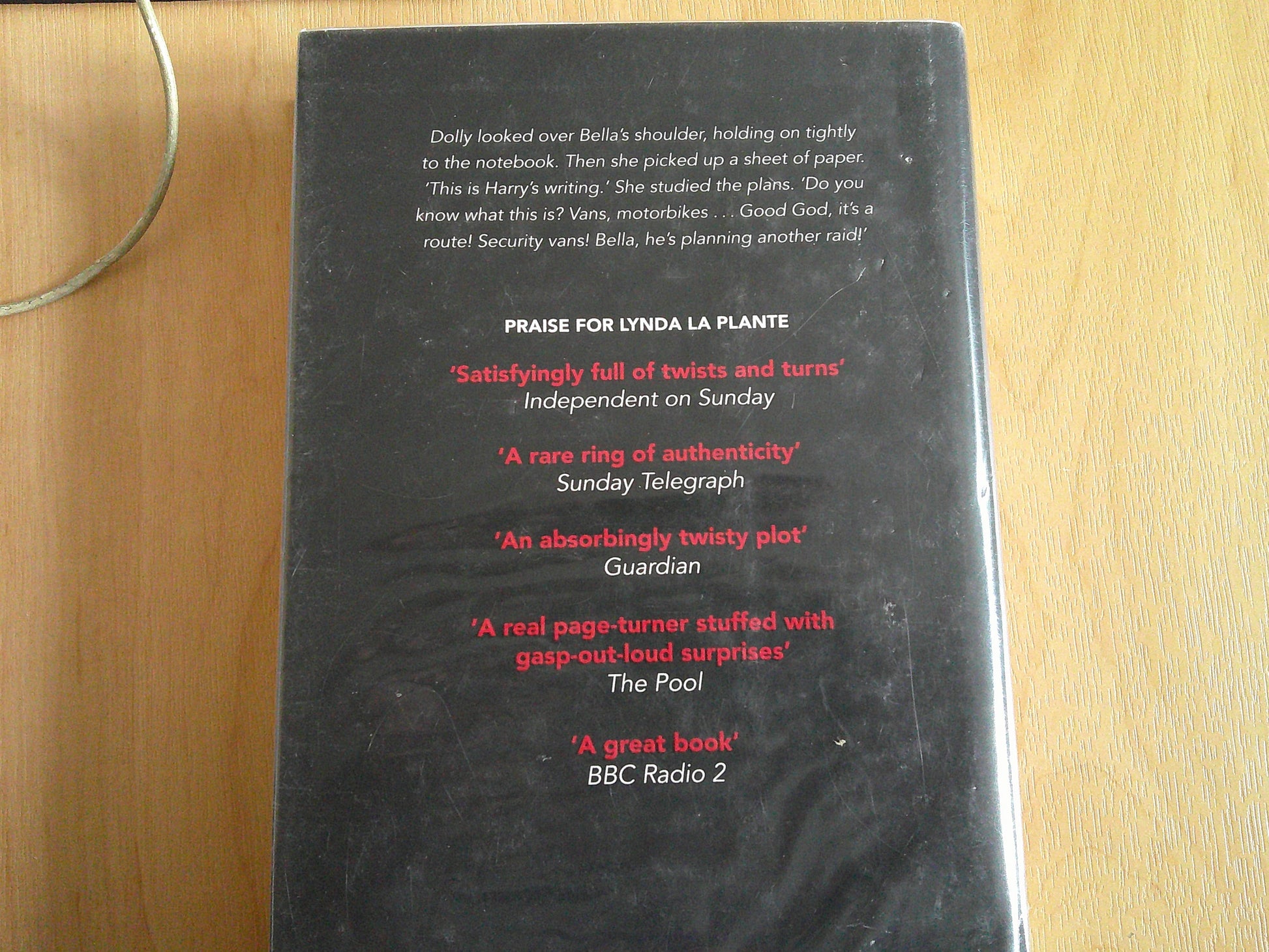 Back cover of Widows Revenge Lynda La Plante book featuring praise and reviews from various publications
